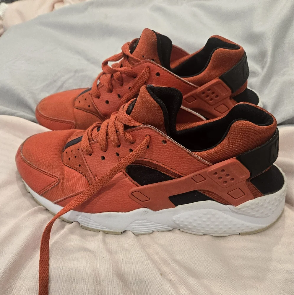 NIKE Red Sneakers‎ - Picture 2 of 6